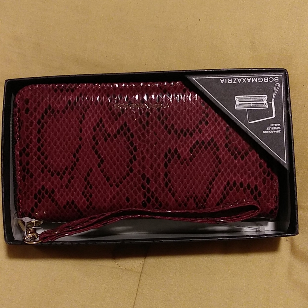 BCBGMAXAZRIA SNAKE PRINT WRISTLET WALLET